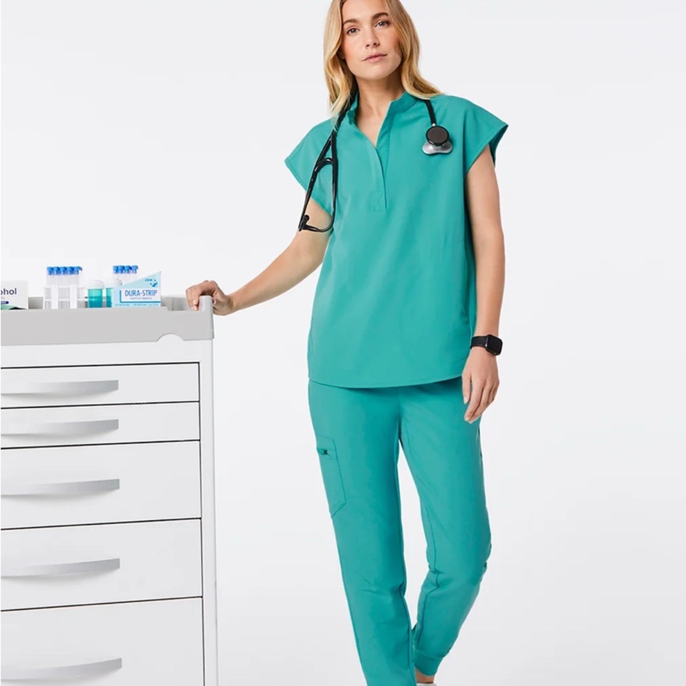 Large Figs green scrub set open leg pant